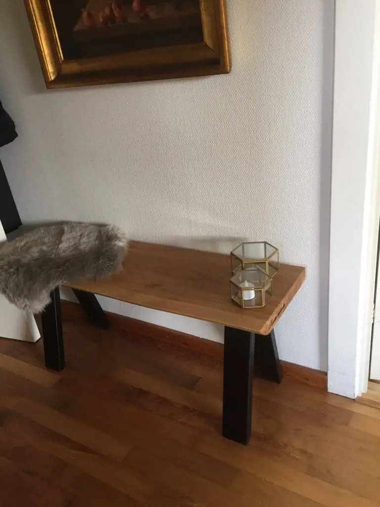 Bænk i eg med lammeskind