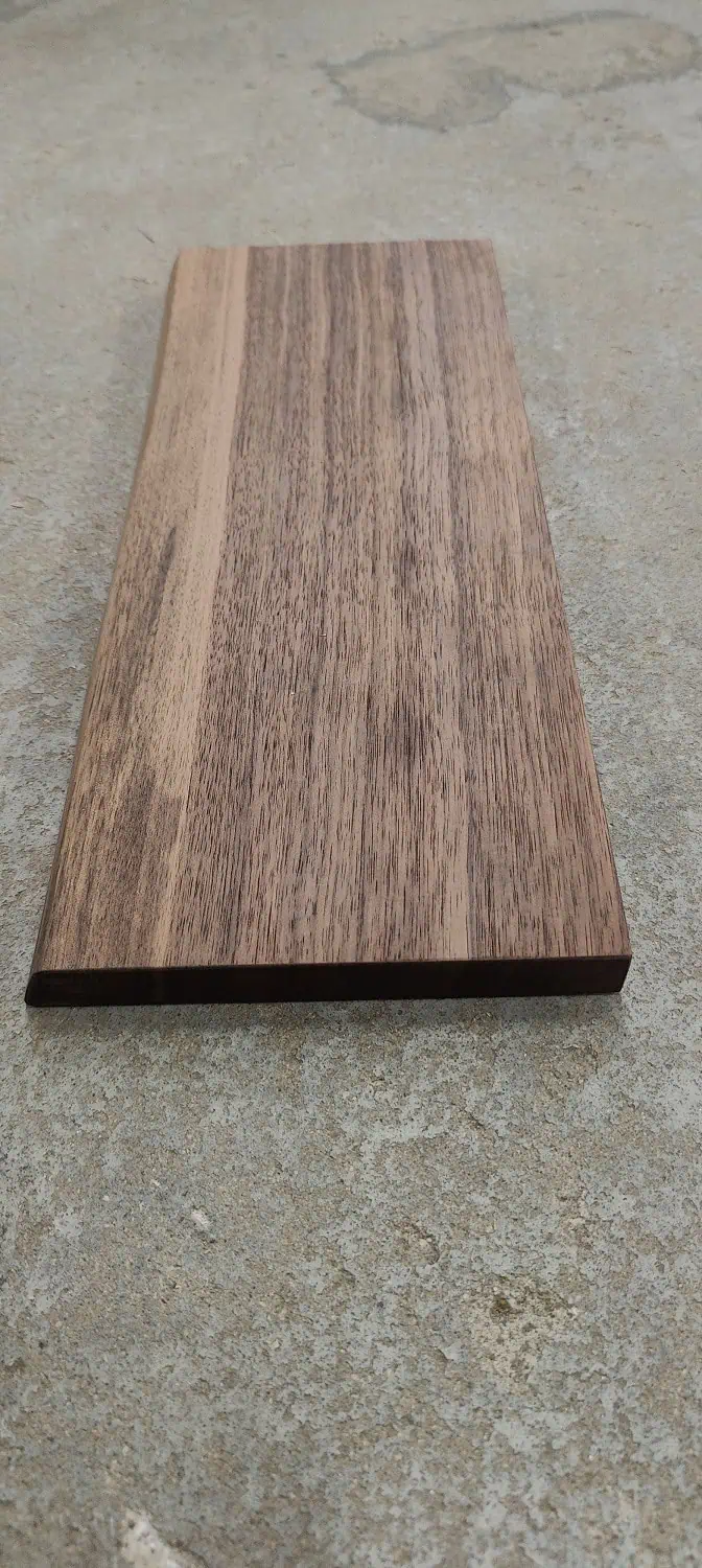 Hylde - Amerikansk valnød - 2 cm - MAZE beslag - 16x40 cm
