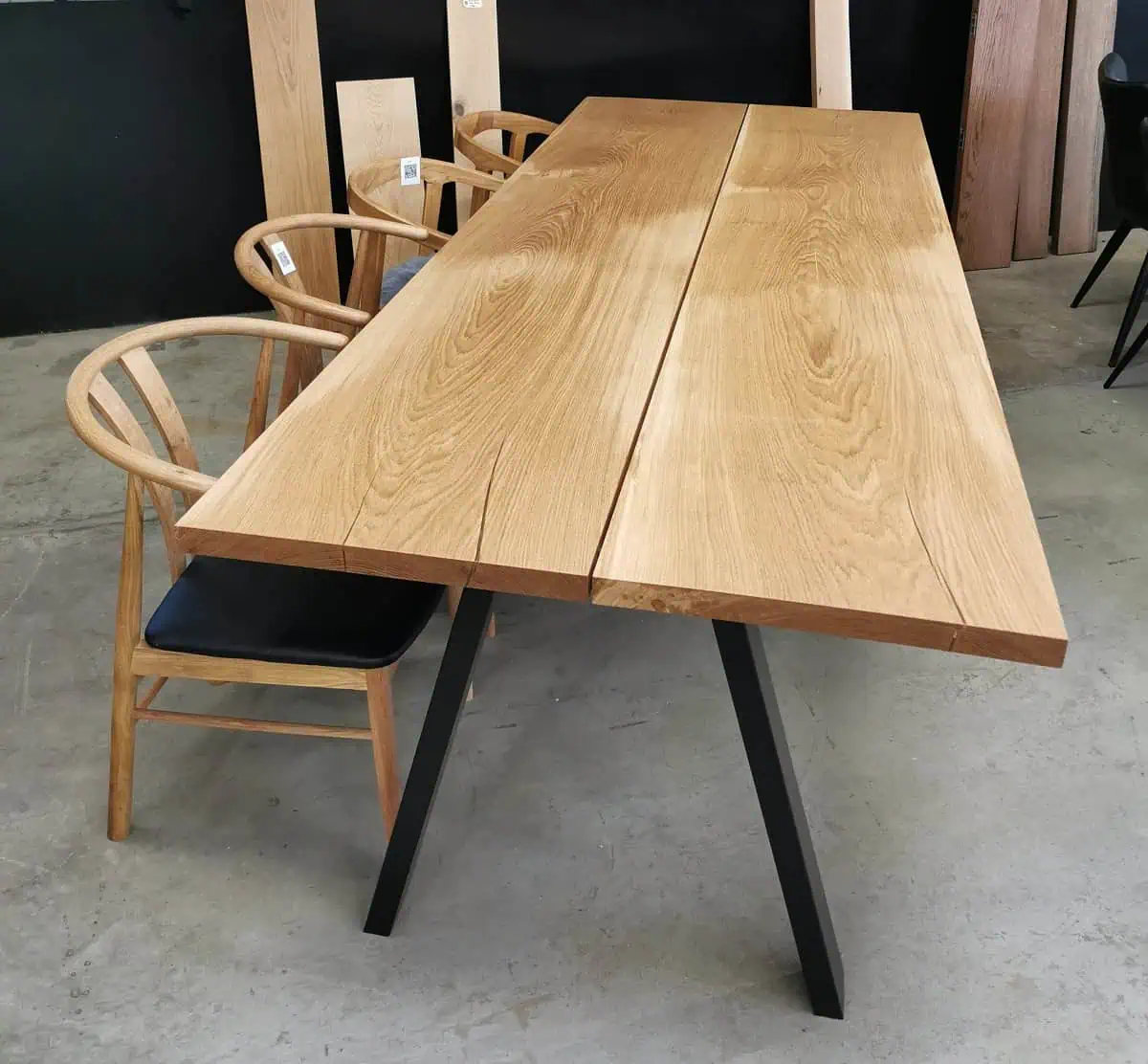 Plankebord i eg med natur olie og skrå sorte metalben for spisestue