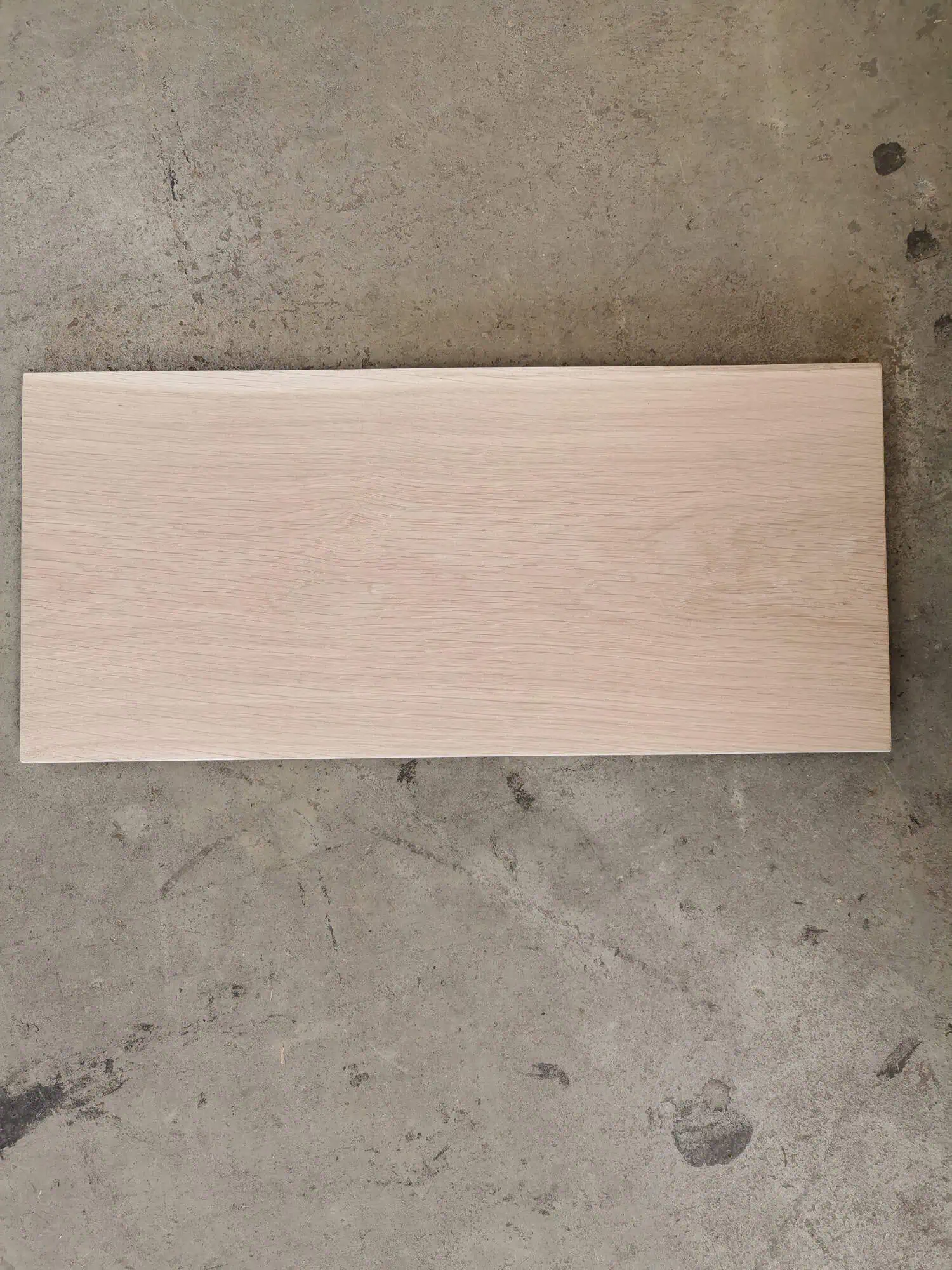 Hylde i eg med hvid olie finish, 23x50 cm, og 15 graders kanter