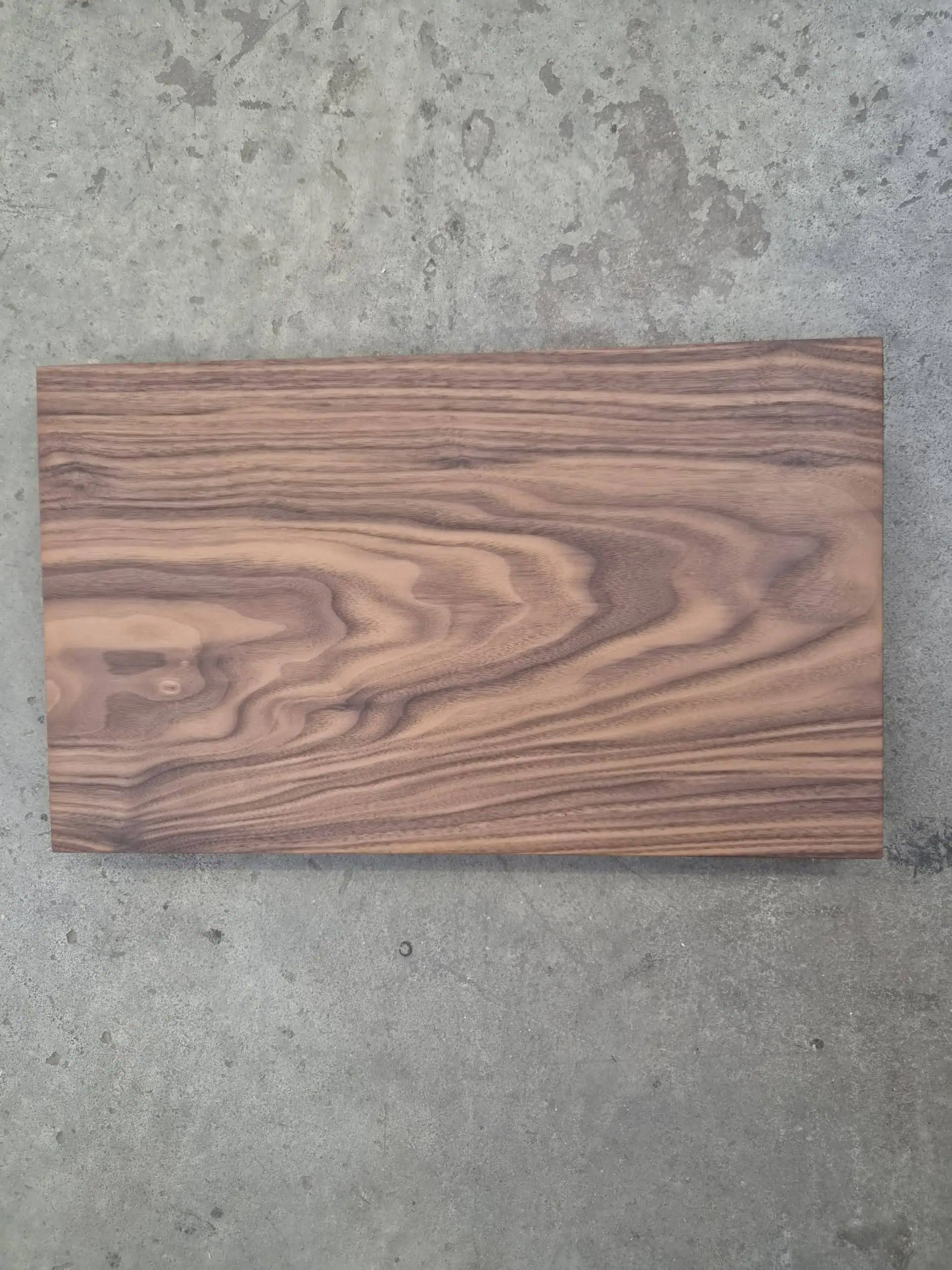 Hylde - Amerikansk valnød - 4 cm - 30x50 cm