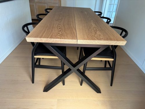 Eg - 2 planker - Tykkelse 40 -45 mm - 90x220 cm - 1 stk. tillægsplade á 50x90 cm - Total størrelse 90x270 cm - Stilren - 15 graders kanter - Hvid olie - Krydsstel i sort metal