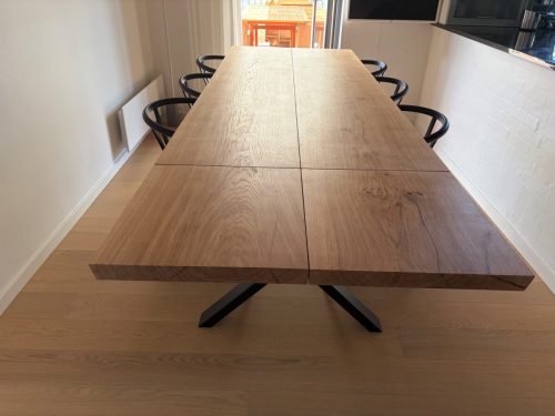 Eg - 2 planker - Tykkelse 40 -45 mm - 90x220 cm - 1 stk. tillægsplade á 50x90 cm - Total størrelse 90x270 cm - Stilren - 15 graders kanter - Hvid olie - Krydsstel i sort metal