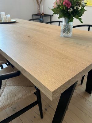 Eg-2-planker-Tykkelse 50 mm-105x240-cm-Stilren-90-graders kant-Hvid olie-Skrå ben i sort metal
