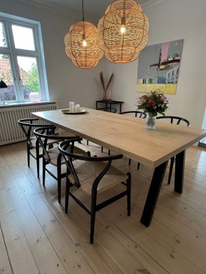 Eg-2-planker-Tykkelse 50 mm-105x240-cm-Stilren-90-graders kant-Hvid olie-Skrå ben i sort metal