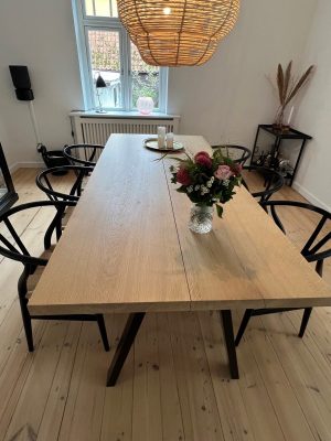 Eg-2-planker-Tykkelse 50 mm-105x240-cm-Stilren-90-graders kant-Hvid olie-Skrå ben i sort metal