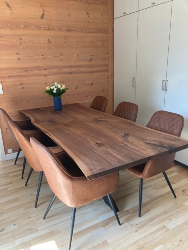 Plankebord (95x220 cm) i amerikansk valnød med stjernestel og Harbo spisebordsstole.