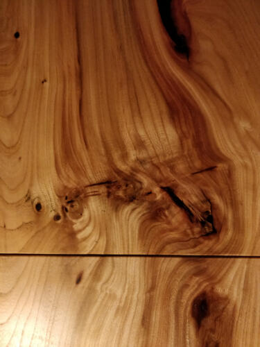 Plankebord i elm med natur olie, udført i 2 planker med naturkanter og 1 tillægsplade. 110 x 210 cm