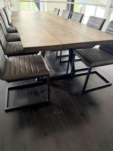 Plankebord i eg-3 planker-ibenholt olie-naturkanter-trapez i sort metal