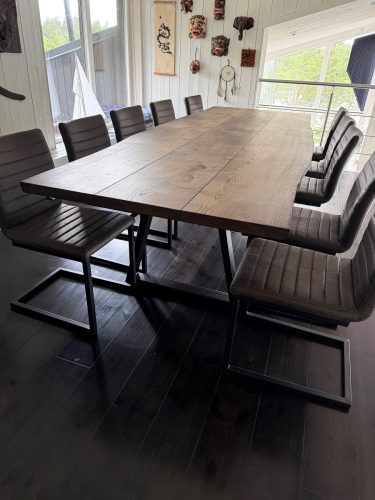Plankebord i eg-3 planker-ibenholt olie-naturkanter-trapez i sort metal
